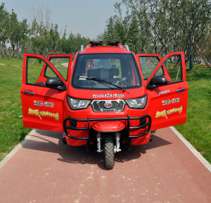 耀隆带空调老年人代步车残疾人载客全封闭带棚全新燃油三轮摩托车