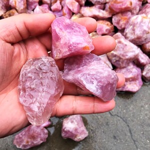 马达加斯加天然粉水晶原石