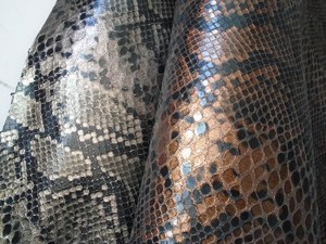 真皮皮革蟒蛇纹古铜银色羊皮料鞋包装饰手工diy布料1-1.7厚度面料