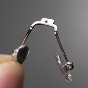 眼镜鼻托金属支架 一体连体嵌入式上螺丝硅胶鼻托防滑鼻垫配件