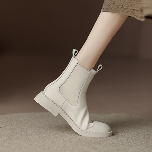 白色低跟短靴