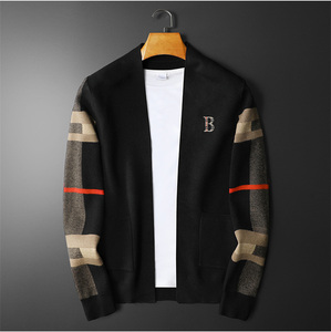 22春季新款巴宝莉纯色刺绣字母条纹v领开衫毛衣男休闲针织衫外套