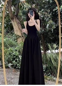 赫本风连衣裙女夏法式复古收腰黑色大摆长裙吊带小黑裙子高级感