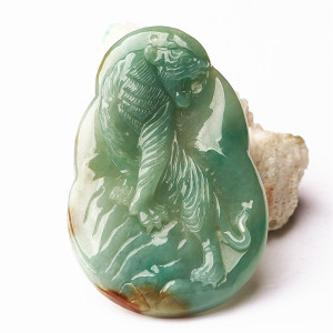天然翡翠a货冰糯种上山虎吊坠生肖虎牌玉石挂件男女款玉雕老虎