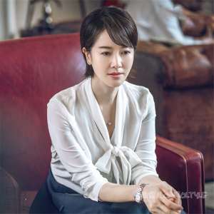 爱的厘米左小青同款白色蝴蝶结系带衬衫缎面ol宽松上衣女