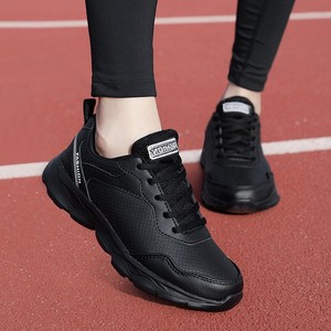 全黑色鞋子女上班工作鞋平底皮面纯黑运动鞋时尚下雨天穿的休闲鞋