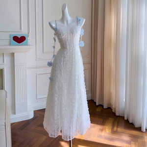 法式小众设计感立体花朵水钻吊带白色蕾丝纯欲名媛高端度假连衣裙