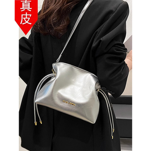 香港代购银色云朵包包女士2024新款时尚单肩斜挎包夏季抽绳水桶包