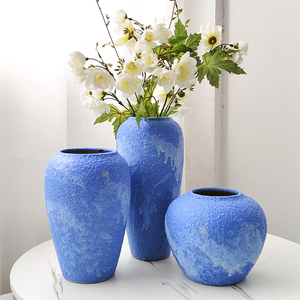 蓝色陶瓷釉花瓶