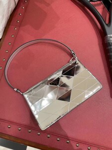 prada/普拉达 新款女包单肩腋下包秀款三角标亮片法棍包麻将包