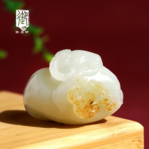 御石坊新疆和田玉籽料苏工精雕白玉洒金皮洋洋得意生肖羊吊坠挂件