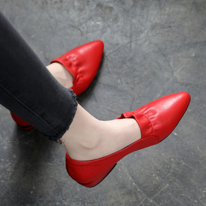 女士红皮鞋尖头低跟