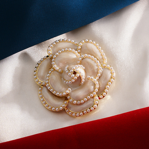 山茶花朵胸针高档女法式白色胸花别针扣高级感小众设计感西装配饰
