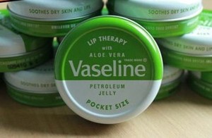 香港正品 凡士林 芦荟 润唇膏 vaseline lip therapy