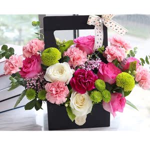 湖南岳阳鲜花玫瑰康乃馨母亲节手提礼盒混搭鲜花花束鲜花速度同城