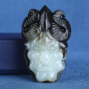 大福报 新疆和田玉籽料牛魔王吊坠 天然白玉黑皮籽玉挂件苏工挂坠