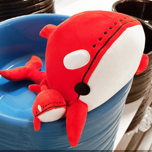 现货cos明动漫日周边斯卡蒂虎鲸毛绒挂件抱枕红色鲸鱼二次元玩偶