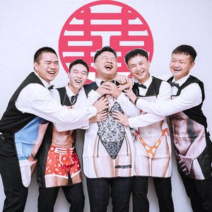 结婚接亲恶搞新郎伴郎创意整蛊搞怪围裙堵门超级战袍性感搞笑道具