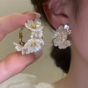 精致高级感轻奢花朵款耳饰韩国珍珠花瓣耳钉个性时尚气质大气耳环