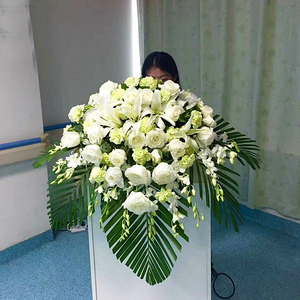 会议桌花下垂讲台花发言台鲜花商务会议台花广州鲜花速递花店送花
