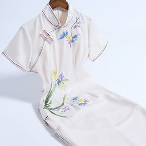 戚薇改良绣花旗袍2021年新款年轻款夏季少女日常白色中国风连衣裙