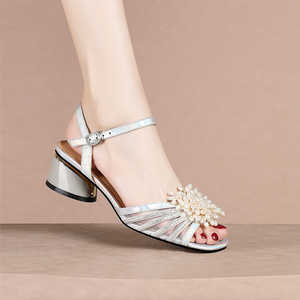 鱼嘴凉鞋女真皮粗跟一字带时装水钻珍珠2022年夏季新款中跟大码鞋