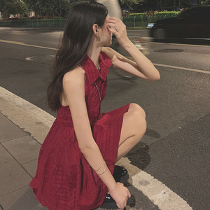 纯欲性感辣妹挂脖无袖连衣裙女夏季小众设计小红裙抹胸短裙小个子