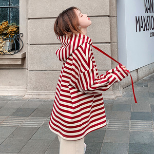 减龄上衣2021春新款韩版宽松学院风落肩袖蓝白条纹连帽卫衣女