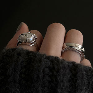 925纯银捆绑珍珠女戒指轻奢小众设计不规则凹面镶钻宽版指环ins潮