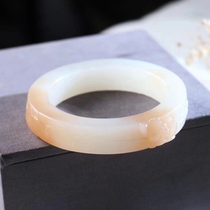 金玉满糖 沁鑫玉坊和田玉藕粉白老坑料莲花鱼雕花手镯 粉白玉镯子