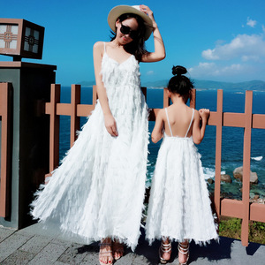 三亚亲子装夏装海边度假露背沙滩吊带裙白色羽毛母女长裙仙女礼服