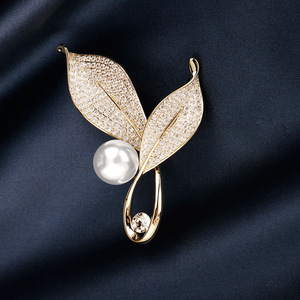 珍珠树叶胸针设计感小众高档胸花女金色水钻合金银色花卉配饰别针