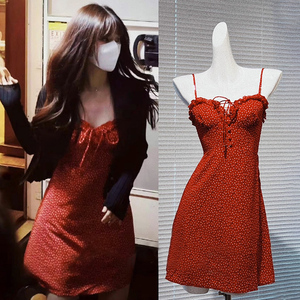 设计感复古法式红色龙年碎花吊带连衣裙子2024秋季新款过新年战袍