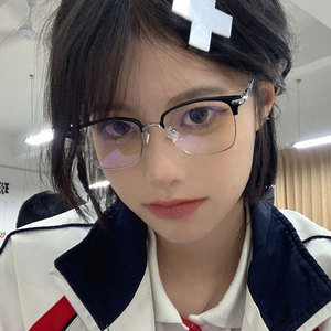 黑框眼镜学生