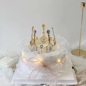 带皇冠的生日蛋糕