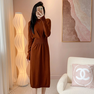焦糖色针织连衣裙宽松