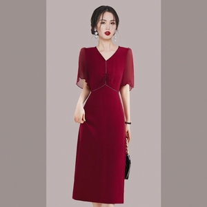 LULU YOBE 这款红色连衣裙，仿佛是夏日里的一抹热情，显瘦显白~