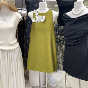十三行女装2024夏季新款韩版立体花瓣圆领无袖缎面短款气质连衣裙
