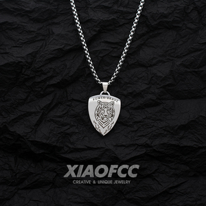 生肖虎年本命年老虎项链男士嘻哈盾牌吊坠2022年新款潮钛钢不掉色
