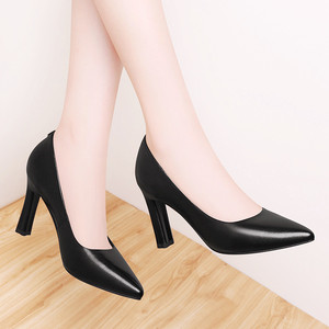 女生黑色小皮鞋高跟