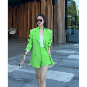 坠感西装套装上班族穿搭气质时髦中长款绿色外套微笑短裤服饰同款