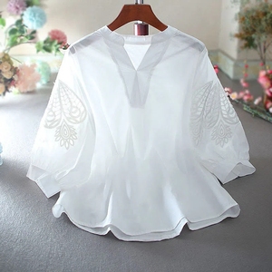 白色衬衫女款新夏装刺绣袖衬衣女装七分灯笼袖V领大尺码上衣