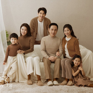 北欧风简约纯色六口全家福四口亲子影楼拍照服装纪实风针织款套装