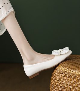 闭眼入珍珠花朵米白色小皮鞋2023春季新款漆皮方头平底浅口单鞋女