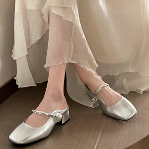 银色网红珍珠粗跟包头拖鞋女夏外穿2024新款高级感超火半托凉拖鞋