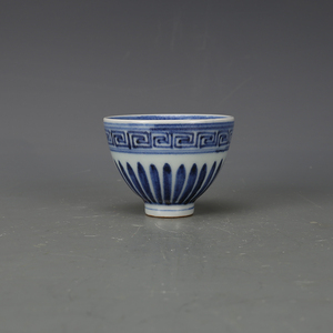 大明永乐年制青花缠枝花卉鸡心杯古董古玩收藏品仿古瓷器功夫茶杯