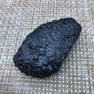 平云阁新疆沙漠陨落区地表火星黑蓝莓碳质球粒石陨石精品手把件-6