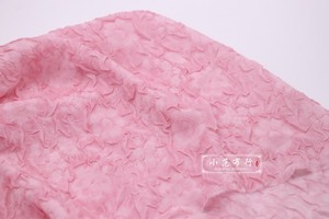 浅粉色山茶花压花褶皱雪纺布料炒色设计师面料柔软细腻旗袍连衣裙
