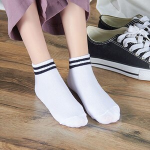春夏女袜运动棉袜二道杠春秋学院风休闲袜子纯色两条杠全白短筒袜