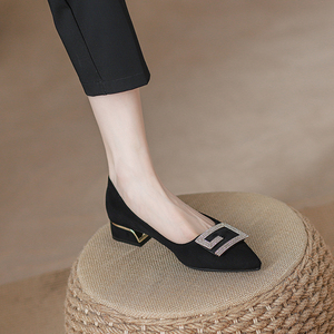 黑色平底单鞋女2024新款绒面浅口舒适气质低跟软底尖头粗跟工作鞋
